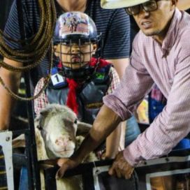 Montaria de pequenos peões em carneiros é diversão e desafio no Rodeio de Nazaré Paulista